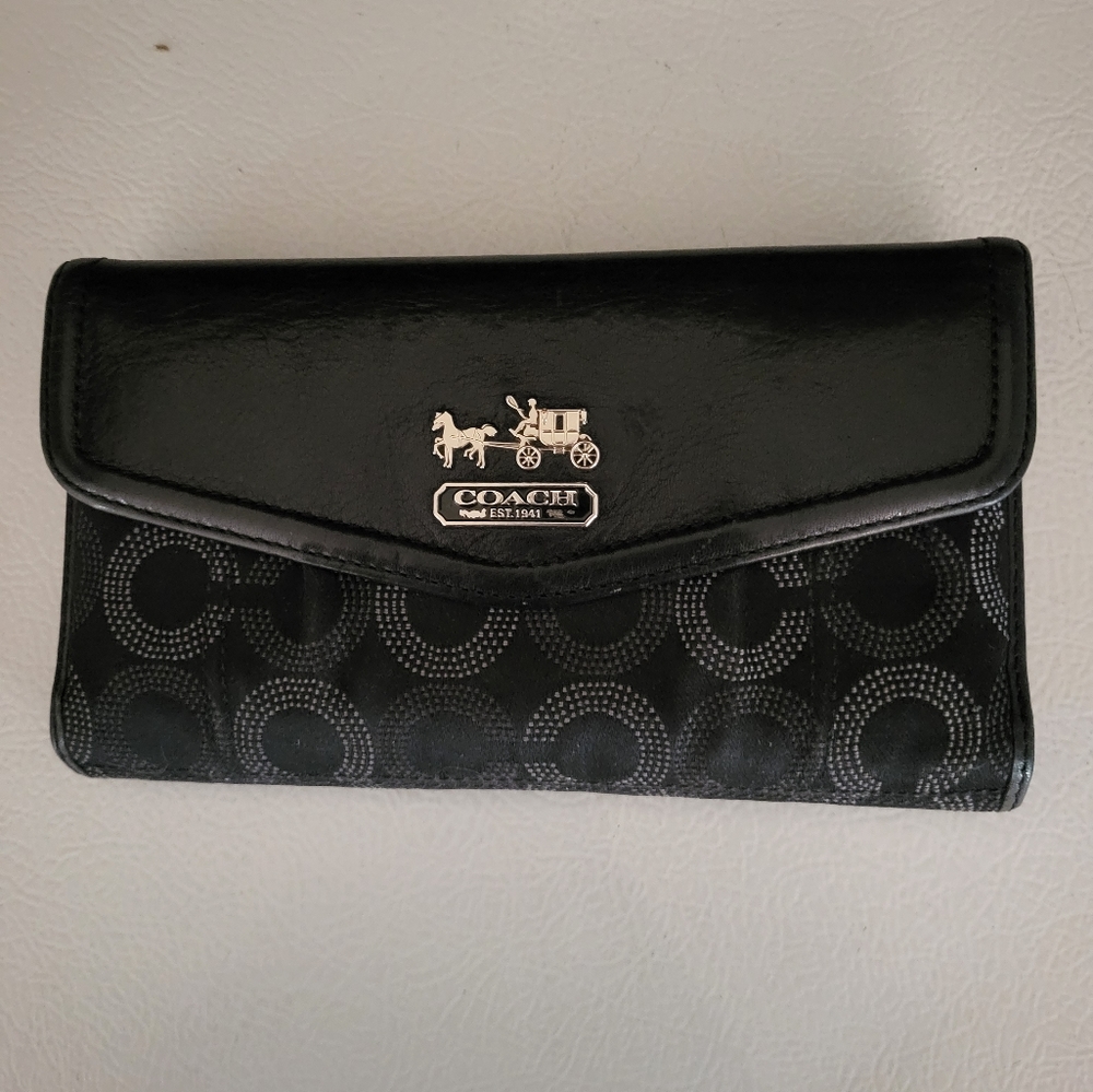 COACH Authentic Black wallet. Very good condition, gently used. Leather/fabric